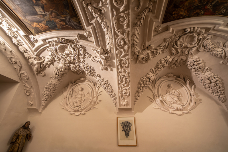 Gewölbe mit Fresken u. Deckengemälde